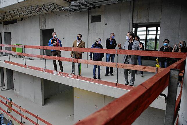 Hier kommen noch große Fenster zum Innenhof hin: Tagsüber seien im ganzen Schulhaus dann keine Lampen nötig.