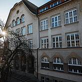 (Archivbild) Zuerst kleinere Arbeiten, später die Generalsanierung: In den historischen Schulkomplex am Zähringerplatz fließen in den ...