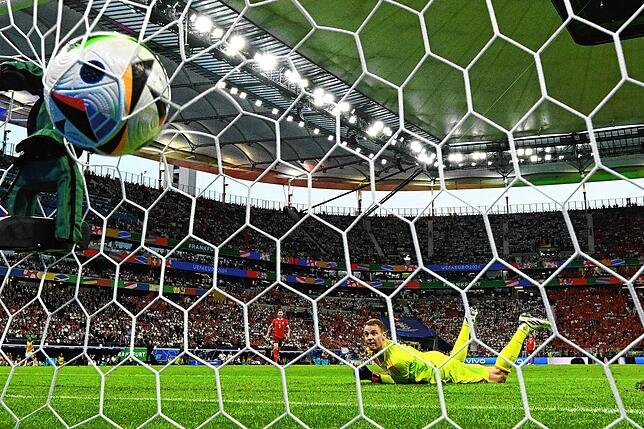 Der Schock für die deutschen Fans: Die DFB-Auswahl kassiert durch Dan Ndoye den 0:1-Rückstand.