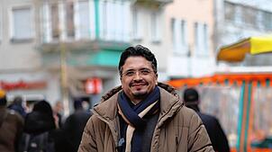 Ahmad Al Hamidi, Bundestagskandidat von Bündnis 90/Die Grünen im Wahlkreis Bodensee. Das Bild entstand auf dem Wochenmarkt in ...