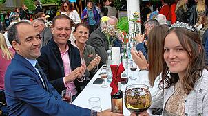 Erzingen feiert am kommenden Wochenende wieder sein Winzerfest. Hier im Bild die Weinprinzessin 2024/25 Franziska Burger (rechts) mit ...
