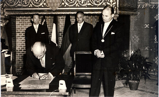 Im Schloss von Blois wurden 1963 die Partnerschaftsurkunden durch Bürgermeister Marcel Buhler (sitzend) und seinem Waldshuter ...