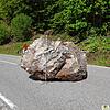 Dieser Fels ist auf die L149 bei Todtnau-Präg gestürzt. Nun muss der Hang oberhalb der Straße gesichert werden, denn weitere Felsen ...