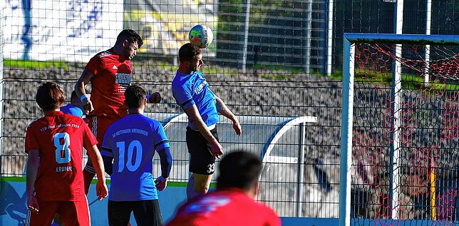 Ausgleich: Tim Schillinger (hinten, links) war vor Simon Gantert am Ball und traf per Kopf zum 1:1 für den VfR Bad Bellingen beim 2:2 ...