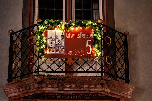 Das 5. Adventsfenster schmückt nun das Villinger Rathaus.