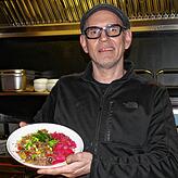 Tiberius Triff, Inhaber des Bistros Sol in Petershausen, zeigt die asiatische Reispfanne, die dort als Tagesgericht angeboten wird.