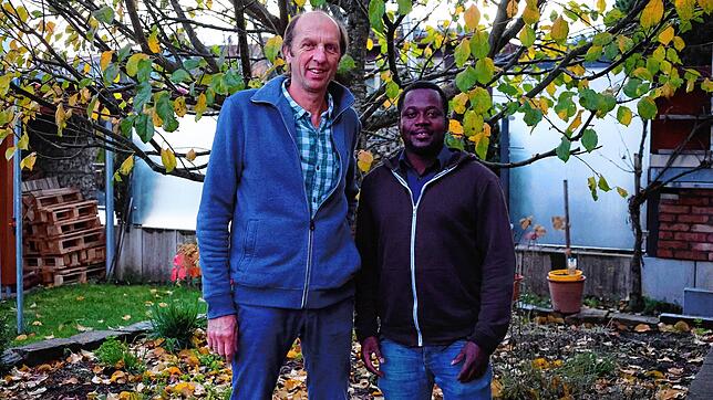 Claus &bdquo;Claule&ldquo; Dinser und Buba Barrow sammeln Spenden, um die Wasserversorgung für das neue Gesundheitszentrum ...