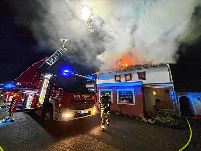 Am frühen Neujahrsmorgen kam es in der Sonnenstraße in Meckenbeuren zu einem Dachstuhlbrand.