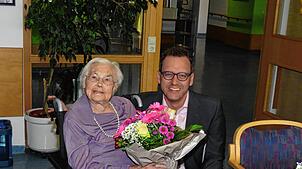 Bürgermeister Martin Numberger gratuliert Zita Fuchs zum Geburtstag. Foto: Paul Haug
