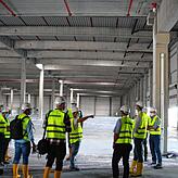 Zwölf Meter hoch ist innen die Halle des Meßkircher Amazon-Verteilzentrums, in dem die Sortier- und Verteilanlage als Herzstück stehen ...