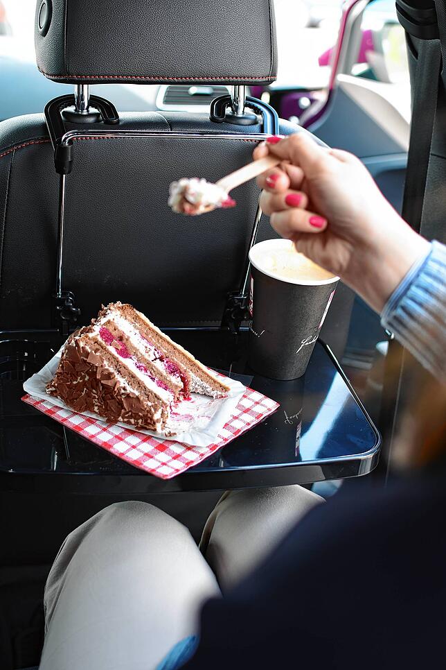 Kuchenessen im Auto: Die Familienunternehmer entwickelten verschiedene Ideen, um auch während Corona für ihre Kunden da zu sein – ...