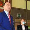 Weil draußen etwa 100 Corona-Kritiker Stimmung gegen ihn machen, weicht Jens Spahn für seinen Besuch in der Bad Dürrheimer Luisenklinik ...