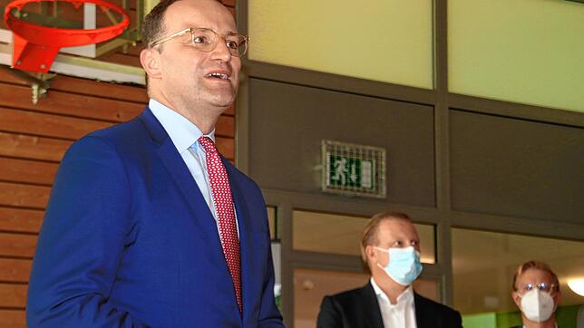 Weil draußen etwa 100 Corona-Kritiker Stimmung gegen ihn machen, weicht Jens Spahn für seinen Besuch in der Bad Dürrheimer Luisenklinik ...