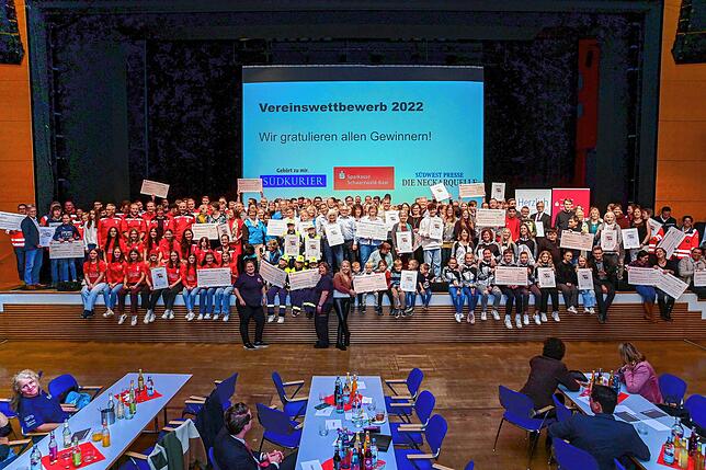Alle Gewinner des gemeinsamen Vereinswettbewerbs 2022 von SÜDKURIER und Sparkasse versammelten sich nach der Preisverleihung auf der ...