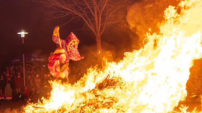 Ein Höhepunkt am Fasnachtsfreitag: die Sprünge der Fire-Socks-Hexen über das Hexenfeuer auf dem Festhallenplatz, wie hier 2023. ...