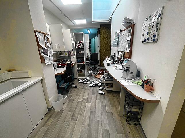 Im Büro haben die Einbrecher alles durchwühlt und Chaos hinterlassen.