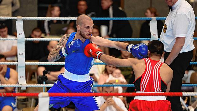 Es ging hart zur Sache in der Münchriedhalle. Hier stehen sich Philip Eger (links, Boxclub Singen) und Fawad Hamidi (SSV Reutlingen) im ...