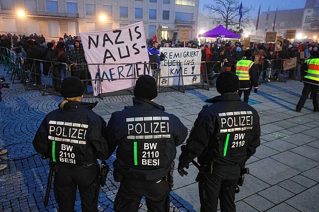 Die Polizei beobachtete das Geschehen und meldete am Abend: Es kam vereinzelt zur Zündung von Feuerwerkskörpern, ein Platzverweis nach ...