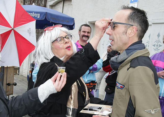 Bürgermeister Frank Harsch wurde von den Maskenbildnerinnen des Filmteams Rolli-Wood-Welschingen vor den Aufnahmen gepudert.