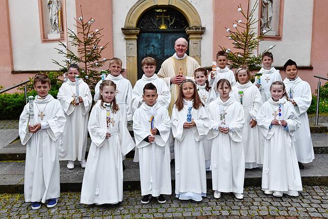 Am Sonntag, 4. Mai, gingen in Mundelfingen 14 Kinder zur Erstkommunion. Die Kinder sind aus Mundelfingen, Hausen vor Wald und Behla. Der ...