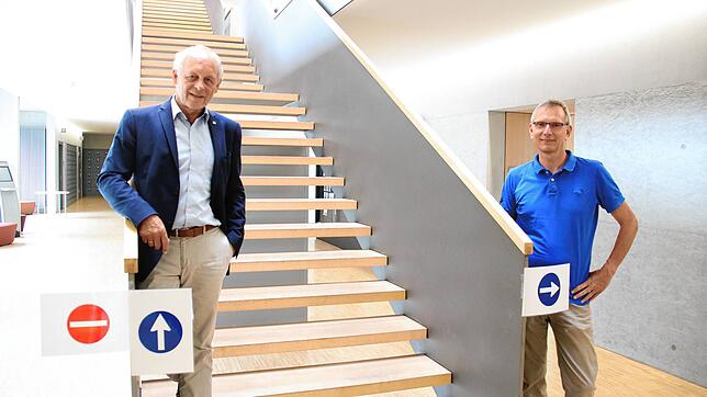 Schulleiter Norbert Opferkuch (links) und sein Stellvertreter Michael Janowicz im Berufsschulzentrum in Radolfzell. Bei Treppen dürfen ...