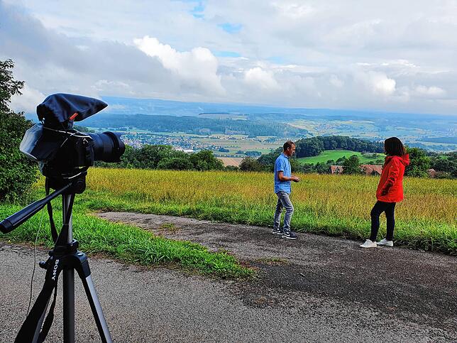 Das SÜDKURIER-Blind-Date mit Rita Schwarzelühr-Sutter und Benedict Wingen wurde oberhalb der Streuobstwiesen des Landwirts gefilmt.