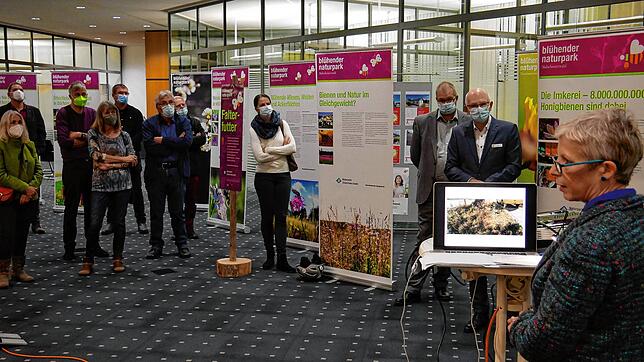 Christine Hembach (rechts) hielt den Vortrag bei der Vernissage.