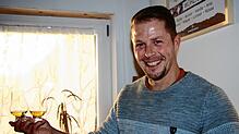 Max Mutschler (39) ist ein Purist, wenn es um Whisky geht. Ins dünnwandige Verkostungsglas kommen ihm keine Eiswürfel und kein Wasser.