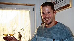 Max Mutschler (39) ist ein Purist, wenn es um Whisky geht. Ins dünnwandige Verkostungsglas kommen ihm keine Eiswürfel und kein Wasser.