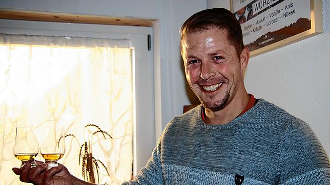 Max Mutschler (39) ist ein Purist, wenn es um Whisky geht. Ins dünnwandige Verkostungsglas kommen ihm keine Eiswürfel und kein Wasser.