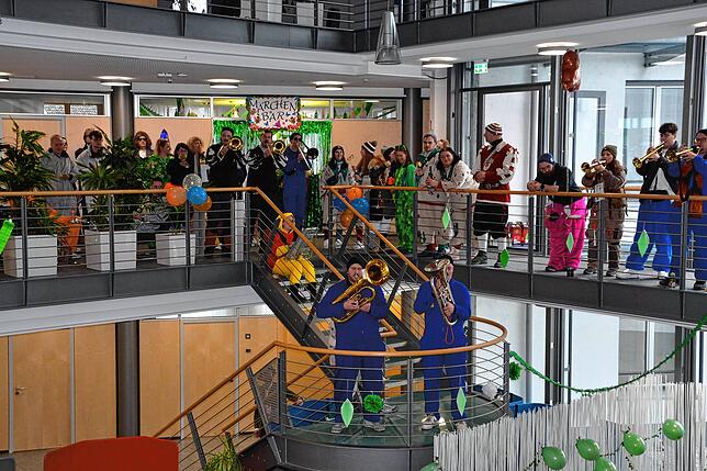 Die Narren fallen am Nachmittag bei der örtlichen Banken ein. Im Bild erobern die Narren die Volksbank Wuöschingen. Bild: Sandra Holzwarth