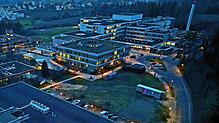 Das Klinikum Friedrichshafen: Vorn das medizinische Versorgungszentrum, hinten das Hauptgebäude.