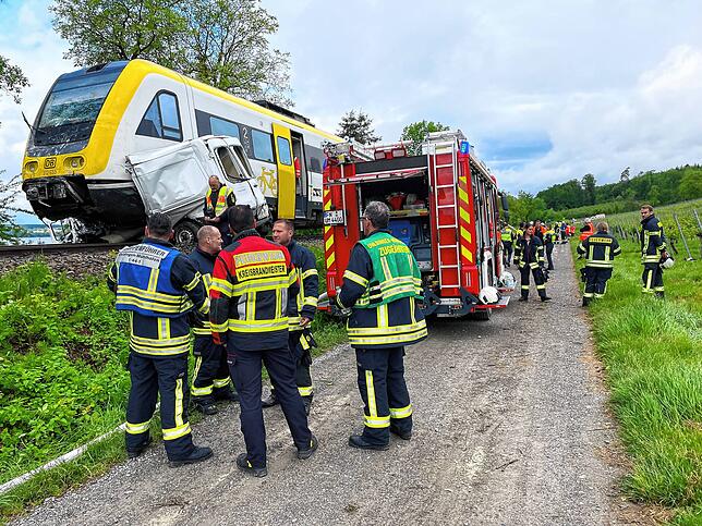 Ein Großaufgebot von Rettungskräften ist an der Unglücksstelle im Einsatz.