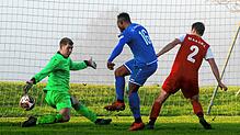 Hier erzielte der Markdorfer Adebayo Adefeyiju (Nummer 16) das 0:1. Torhüter Marcel Hafner und Raphael Dreher hatten keine Abwehrchance.