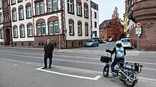 Im Herbst 2025 will die Stadt mit dem Bau einer Dunkelampel und der Verlegung des Radwegs am Rheinsteig beginnen. FDP-Stadtrat Manfred ...