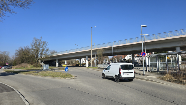 Die Brücke der B31-alt über die Bahngleise bei Manzell weist Schäden auf. Ein Neubau ist geplant – wann dieser erfolgen soll, steht noch ...