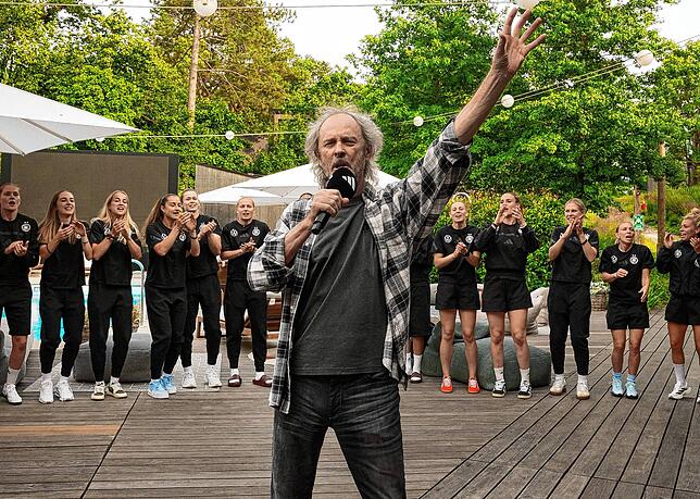 Zusammen mit Wolfgang Petry haben sich die deutschen Fußballerinnen auf die anstehende EM in der Schweiz eingestimmt.