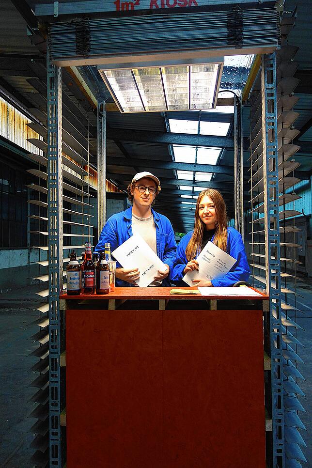 Daniel Koller und Maria Covrig haben einen ein Quadratmeter großen Kiosk aus nicht mehr benötigtem Material gebaut.