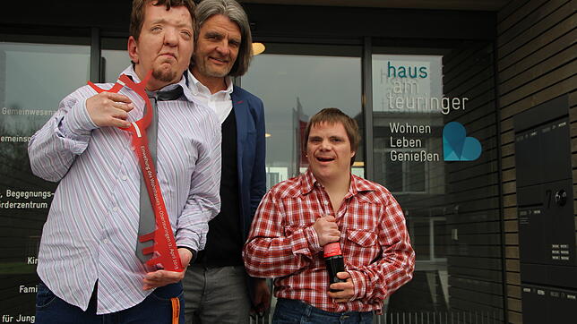 Die "Haus am Teuringer"-Bewohner Marc Goreki (links) und Thorsten Magida (rechts) mit BBF-Leiter Markus Schababerle. Goreki hält den ...