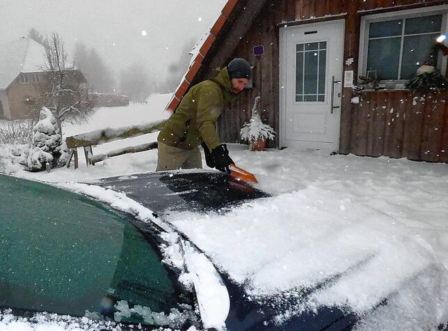 Wintereinbruch auf dem Hotzenwald. Sascha Langnickel aus Bergalingen macht am Morgen sein Auto frei.