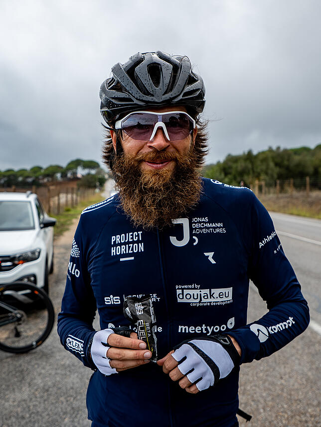 Große Abenteurer brauchen einen großen Bart: Jonas Deichmann in Portugal.