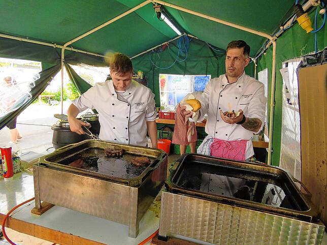 Hinter der Theke, am Grill &ndash; heir Markus Anwander und Michael Gronmayer &ndash; oder am Kuchenbuffet, das ist alles Männersache ...