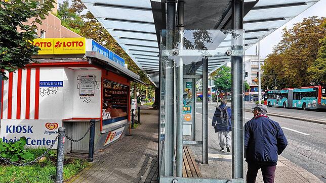 Endlich wieder geöffnet: Die Kunden freuen sich über neues Leben im Kiosk am Zähringerplatz. Viele Busgäste, die hier umsteigen, kaufen ...