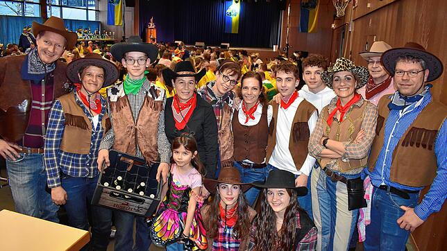 Volle Halle, die Gäste haben Durst: Die Bewirtung bei der Generalversammlung übernehmen diese ehrenamtlichen Cowboys und Cowgirls. In ...