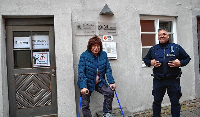 Das Wahllokal in der Jugendmusikschule liegt dicht am närrischen Treiben. Dejan Jovcic (rechts), Mitarbeiter des Abteilung Bürgerbüro ...