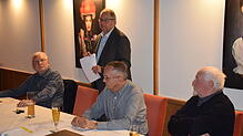 Wallbachs Ortsvorsteher Fred Thelen, Freie Wähler-Vorsitzender Gerhard Faller und Kassenwart Heinz Thomann (v.l.) verfolgen die ...