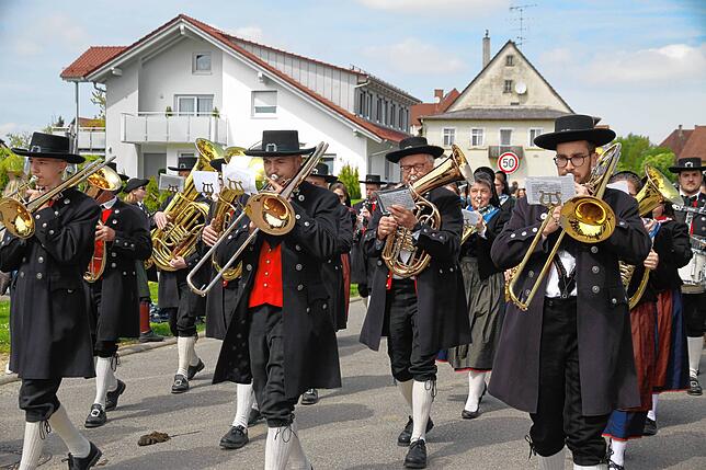 Bild 10: Gute Stimmung beim Jubiläumsumzug des Musikvereins Liggersdorf im Rahmen des Bezirksmusikfestes