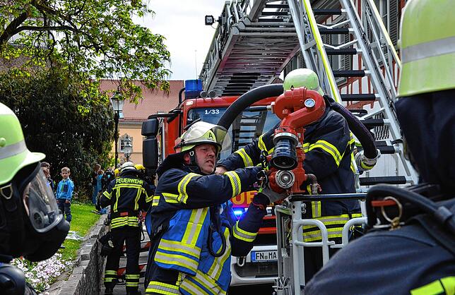 Nach der Menschenrettung beginnt die eingentliche Brandbekämpfung, für die die Drehleiter aber erst umgerüstet werden muss.