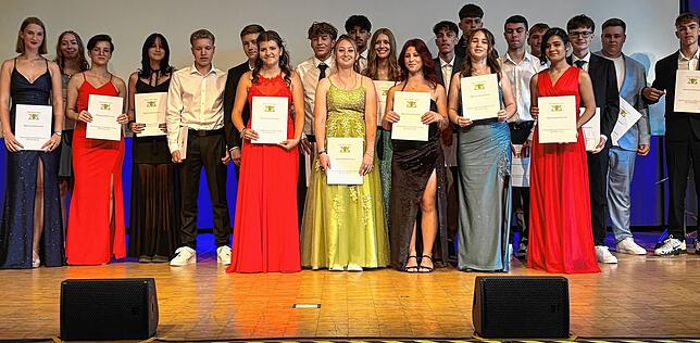 Die 23 Absolventen der Klasse 10c erhielten ihren Realschullabschluss bei der Entlassfeier im Kursaal.