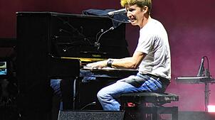 Charmant hat Liedermacher James Blunt das Publikum am Finaltag des Festivals Stars in Town auf dem Herrenacker inmitten der Altstadt von ...
